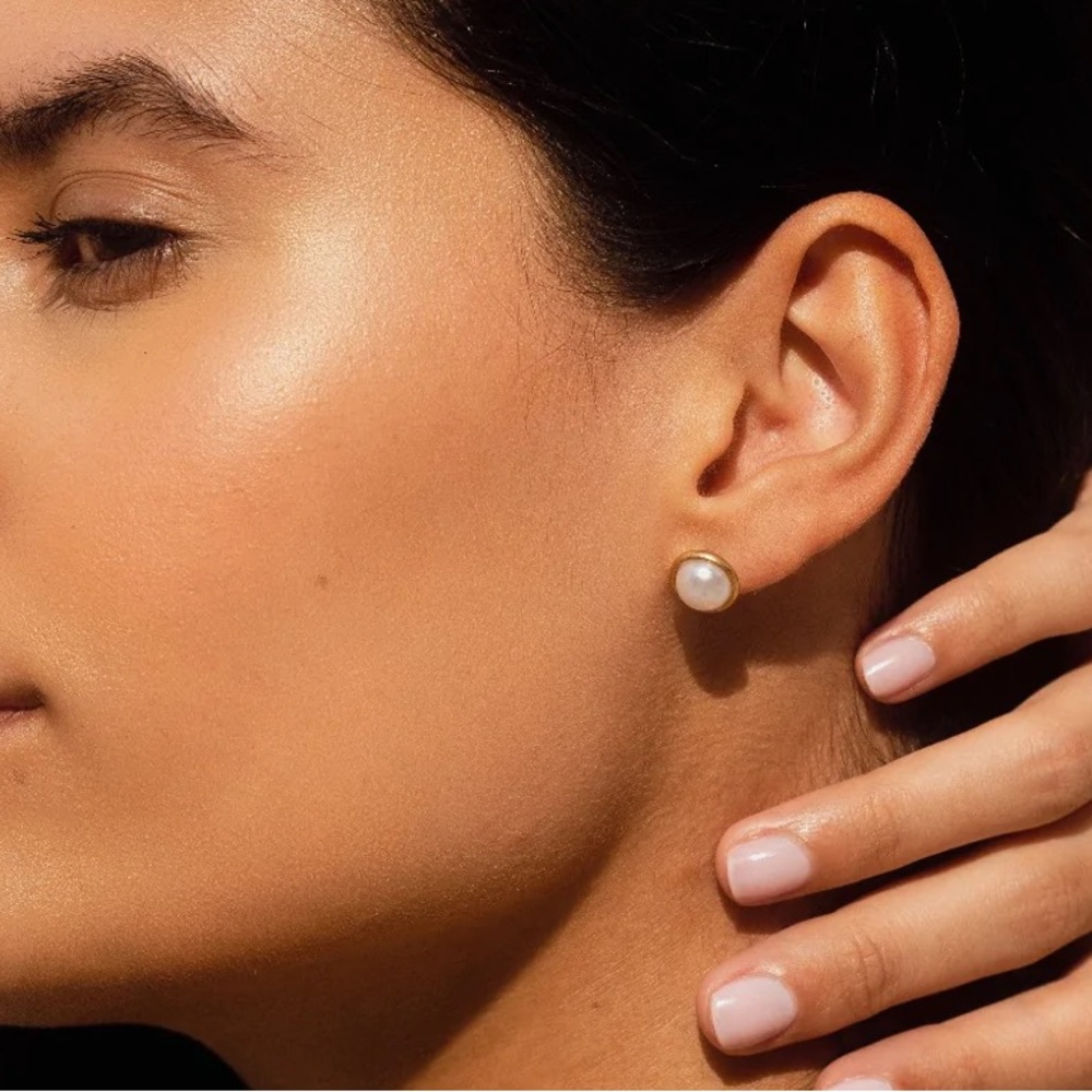 Pearl stud earrings - Picture 2 of 5